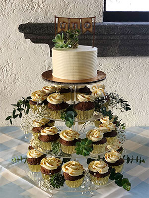 Pastel y Torre Cupcake 1er Aniversario