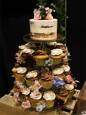 Torre de Cupcakes con Pastel Simbolíco