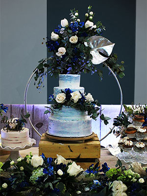 Pastel boda con flores y anillo