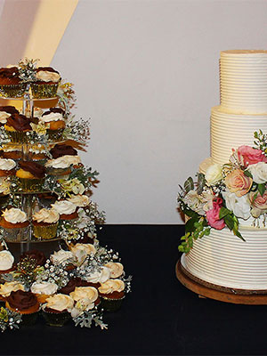 Torre cupcakes con pastel